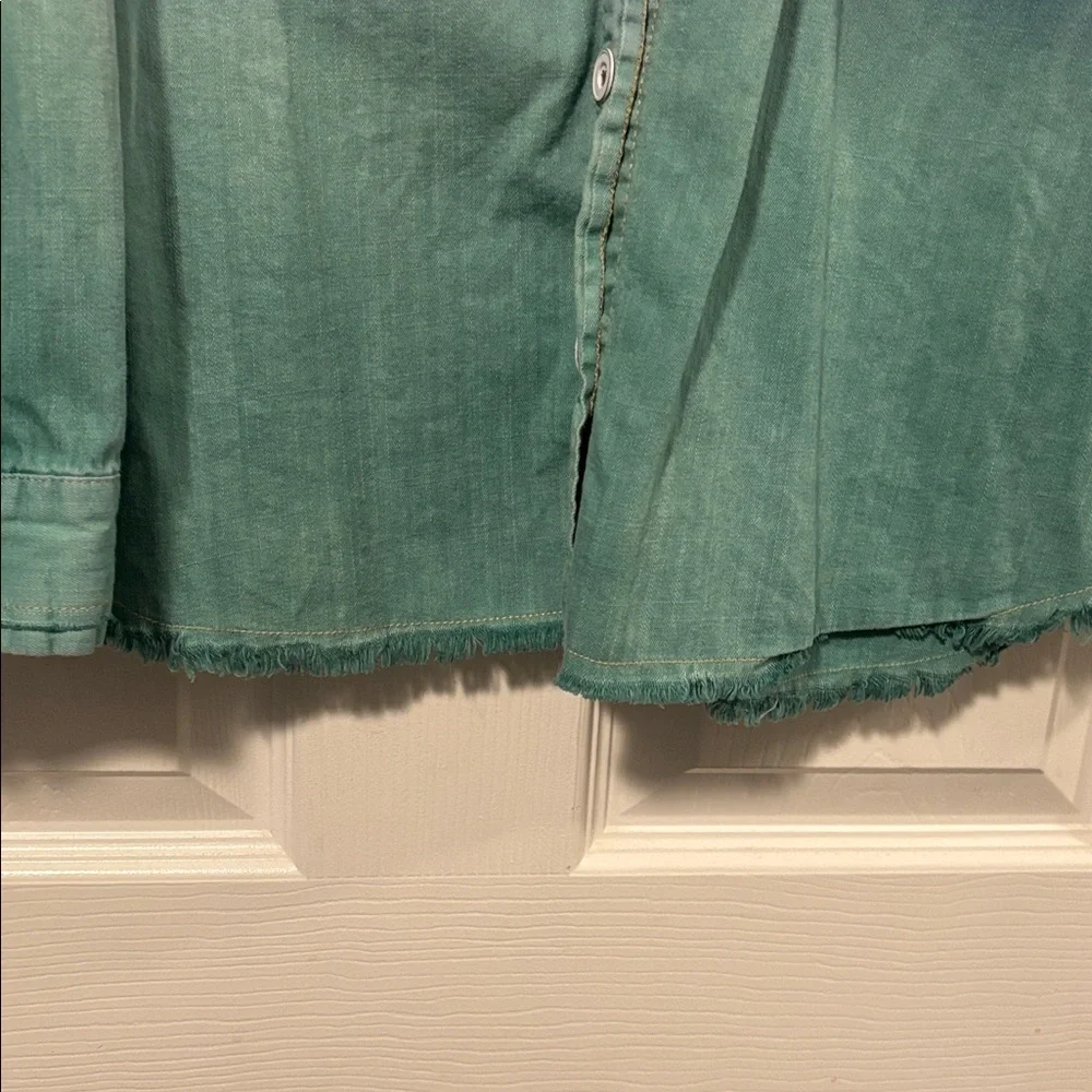 Free People ombrey frayed hem chambray button down top size medium - Picture 5 of 5